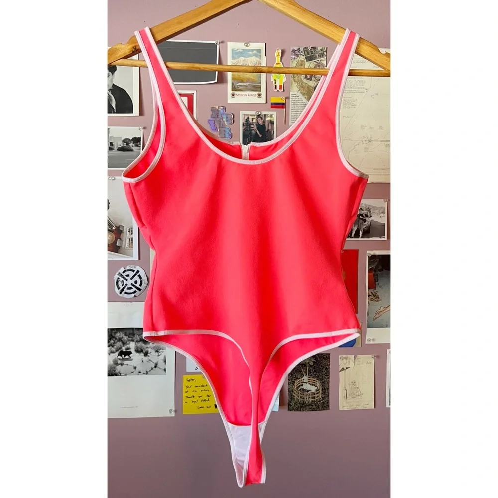 Alo Yoga Super Nova bodysuit in coral + white - Picture 4 of 6